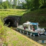 Sur le canal de la Marne au Rhin les bateaux passent des tunnels